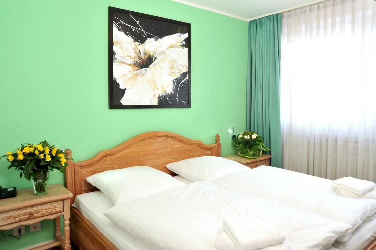 Stadthotel Langenfeld ランゲンフェルト エクステリア 写真